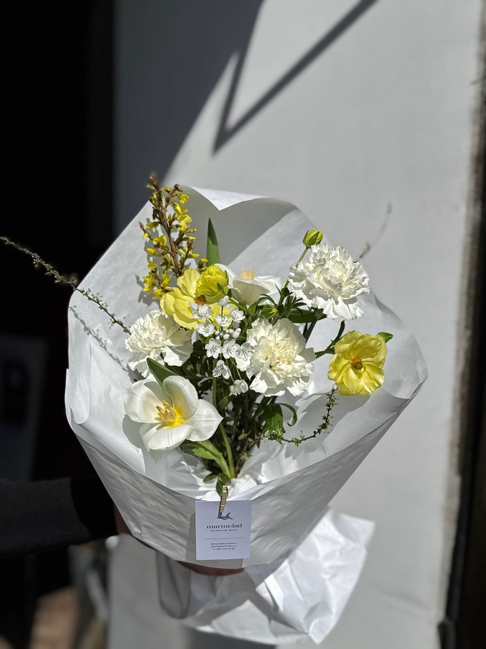 Букет сборный из ранункулюсов, тюльпанов, диантусов, аллиума и веток спиреи