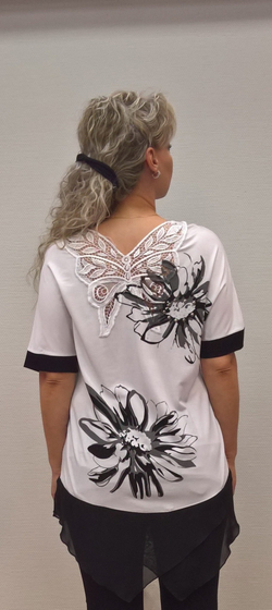 Комбинированная белая туника с черным принтом