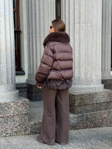 Короткий шоколадный пуховик с меховой отделкой