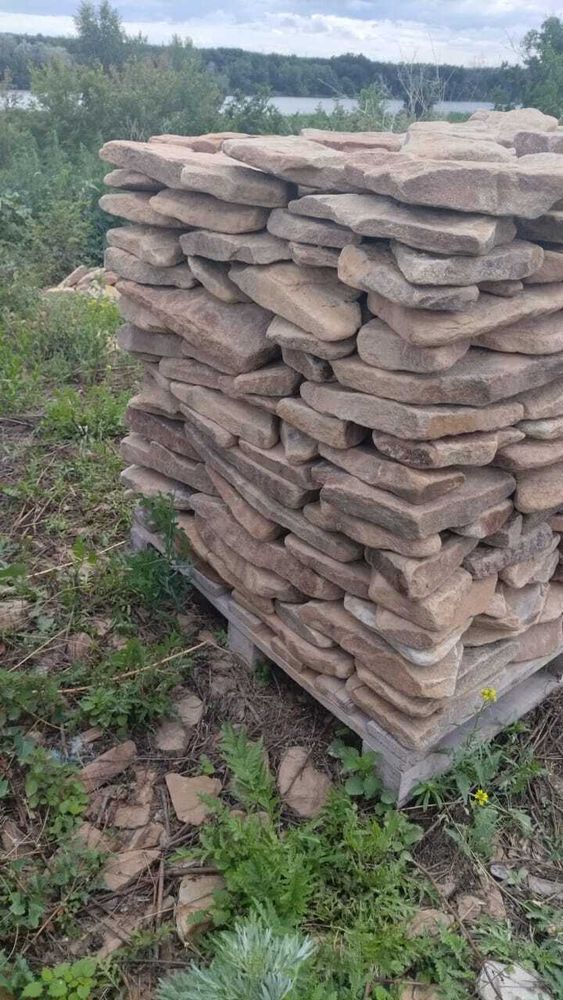 Прочный и менее пористый камень для мощения