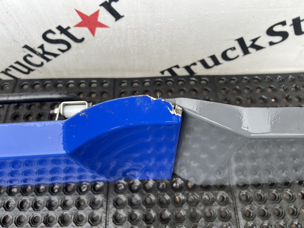 Спойлер кабины боковой левый 2018г