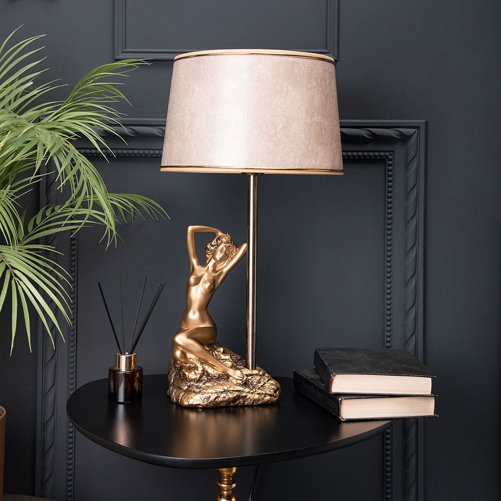 Настольная лампа Девушка на камне Бронза с абажуром Тюсо Игуана Беж