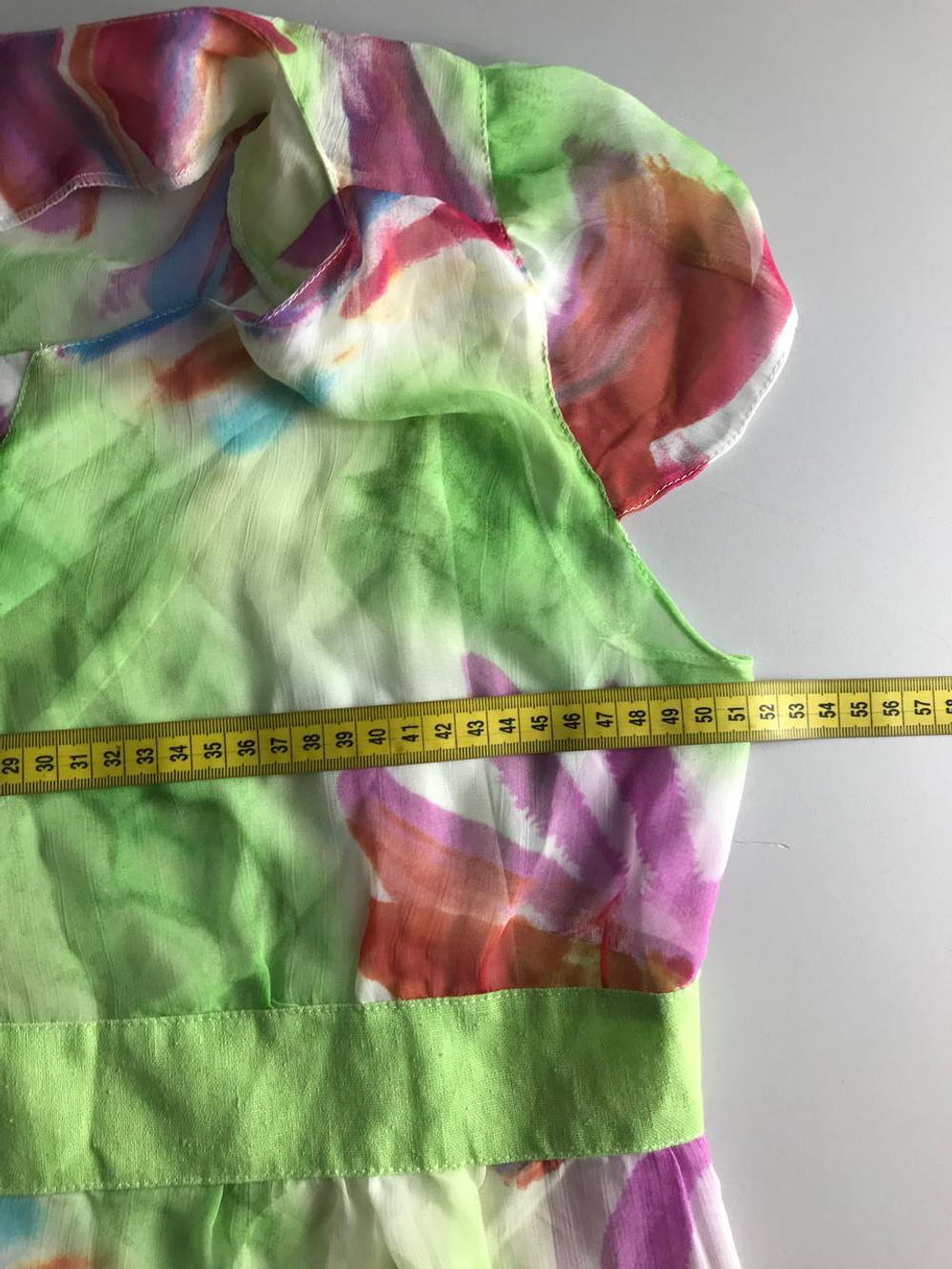 Блузка приятной расцветки, визуально на 50 размер