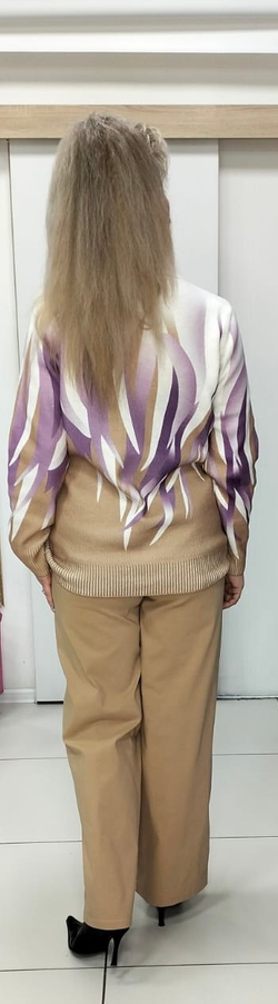 Джемпер с ярким принтом и стразами