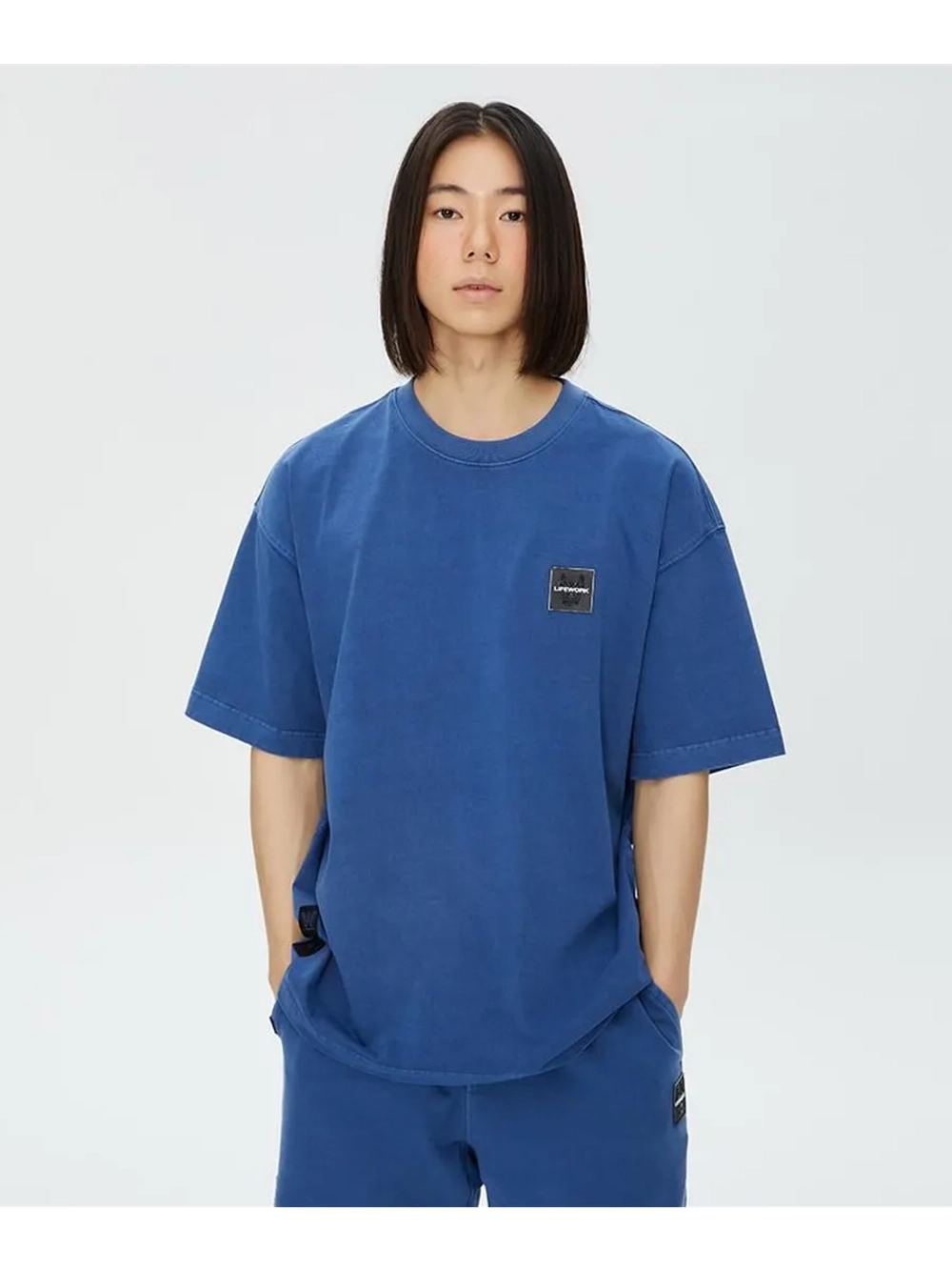 Футболка с квадратной эмблемой