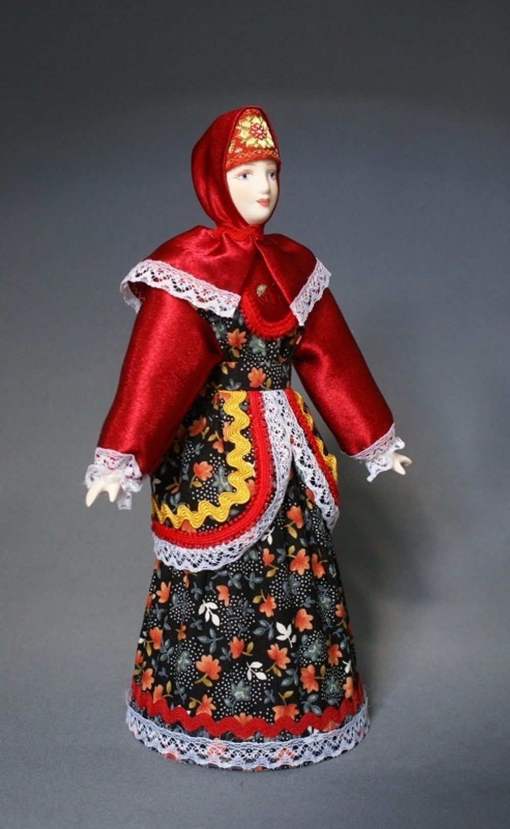 Кукла фарфоровая в казачьем национальном костюме "Казачка" (стилизация). Народы России. Казаки
