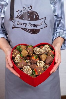 Сердце с клубникой в шоколаде "Золотое мерцание"