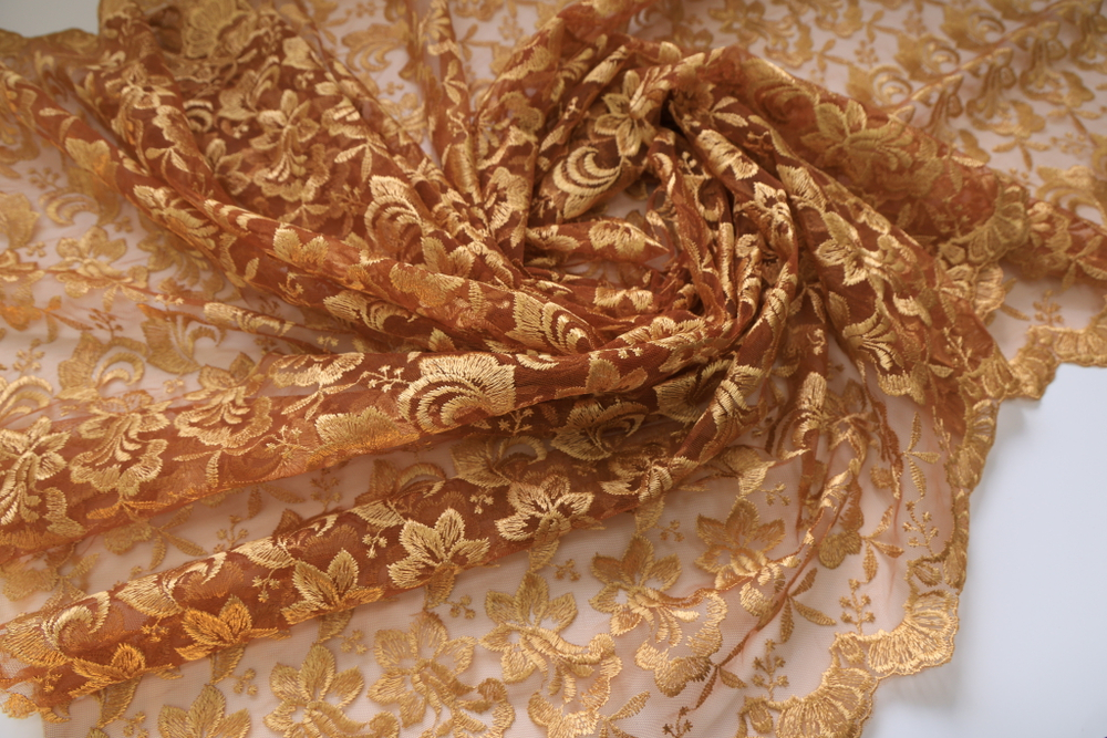 Вышивка на сетке золотая