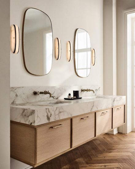 Золотое настенное зеркало “Вейл”