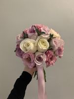 Свадебный букет из лизиантуса, одноголовых роз и эвкалипта