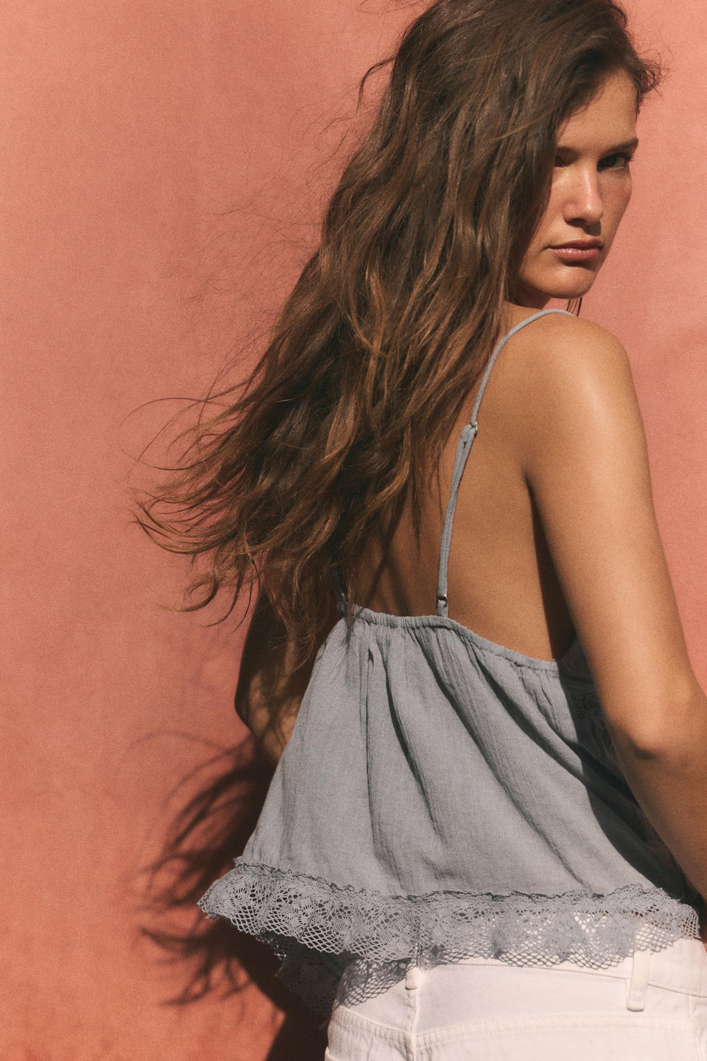 ZARA ТОП НА БРЕТЕЛЯХ С ВЫШИВКОЙ, СЕРО-СИНИЙ