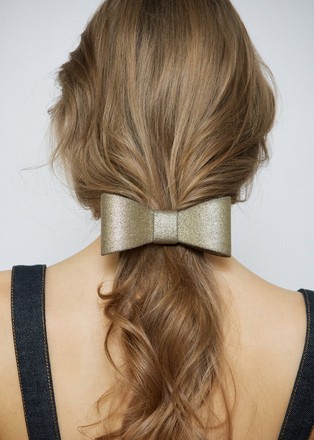Бант-бабочка из шерсти золотого цвета