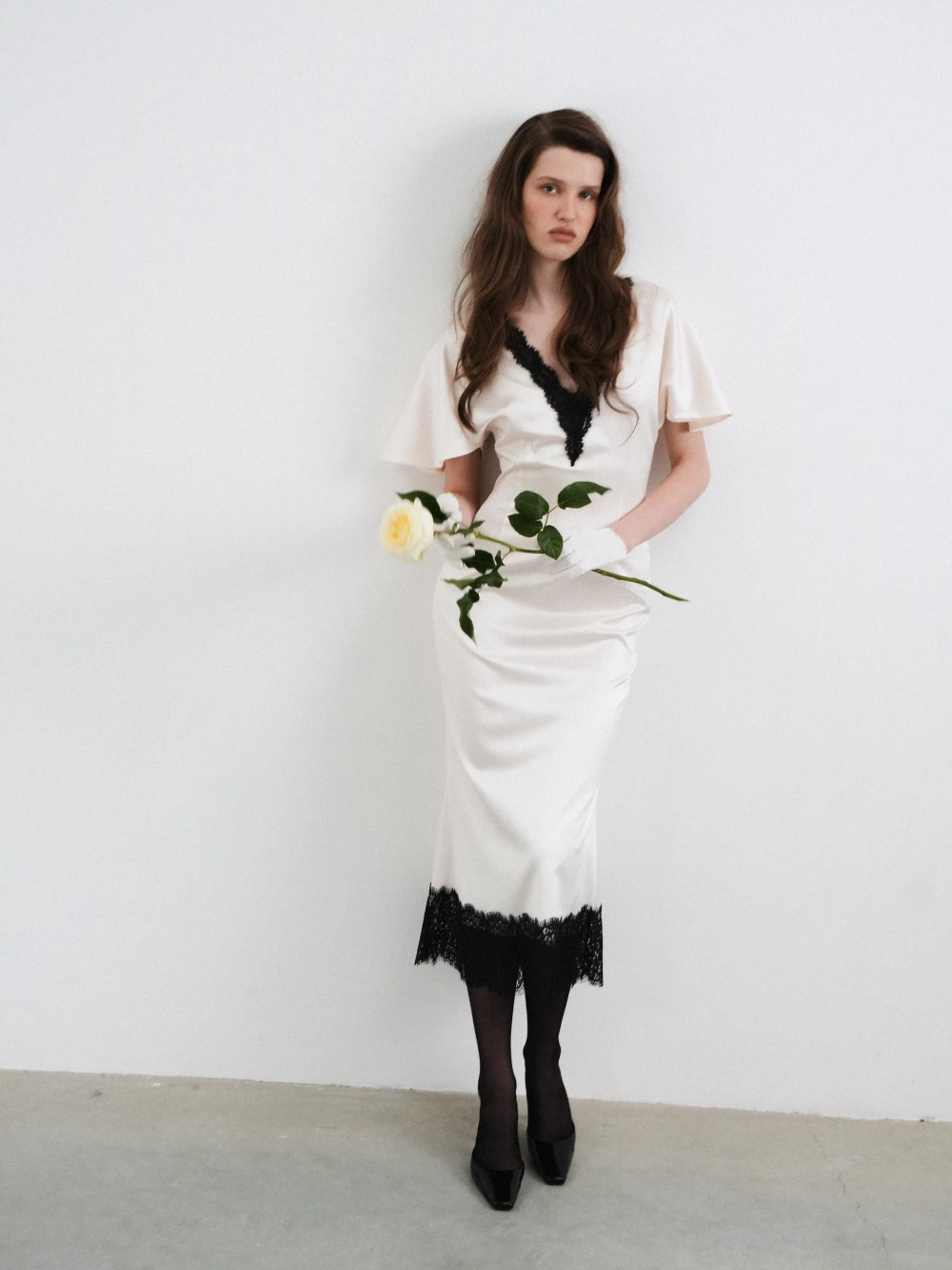 Одэтт миди (Odette midi), платье миди из молочного атласа, с отделкой черным кружевом