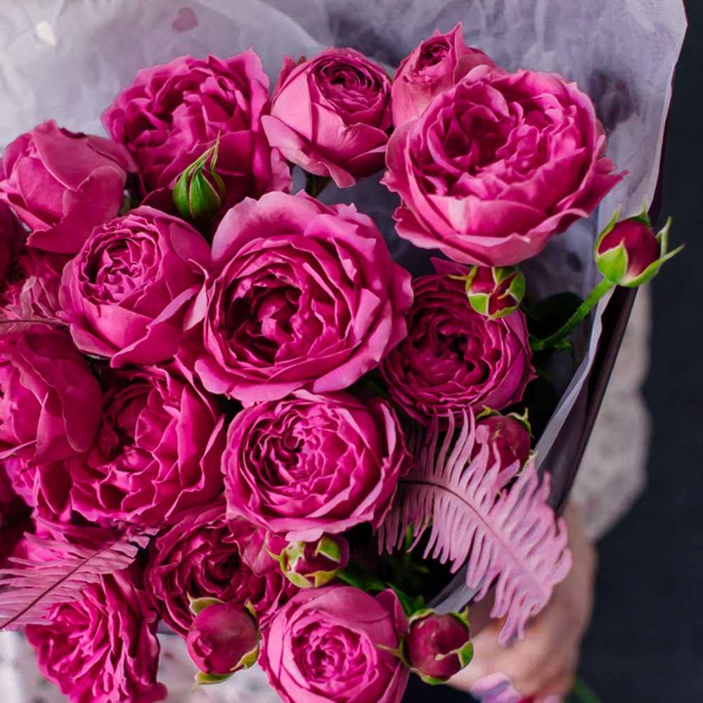 51. Классический малиновый букет с кустовыми розами