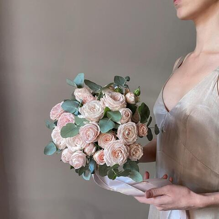 Букет невесты из кустовых роз и эвкалипта
