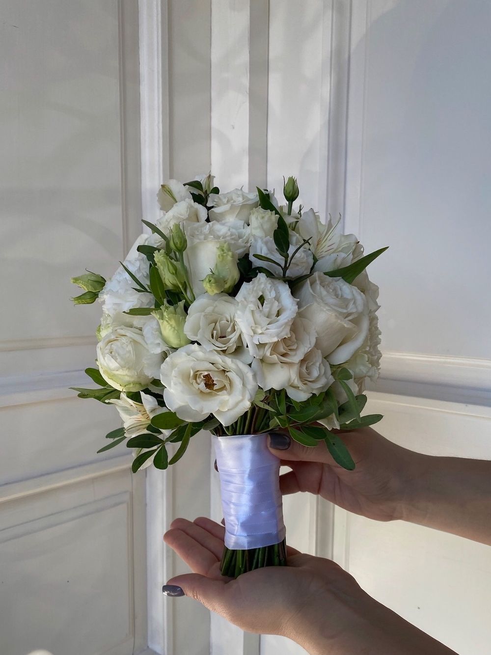 Свадебный букет из лизиантуса, альстромерии, зелени, кустовых пионовидных и одноголовых роз