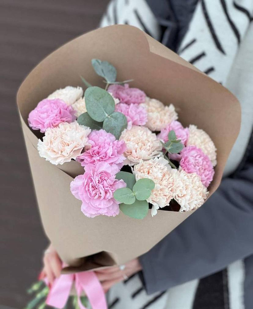 Букет из кремовых и розовых диантусов "Velora"