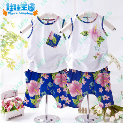 Костюм из майки и шорт с цветочным принтом