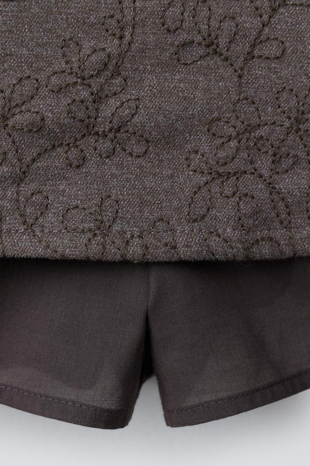 ZARA ЮБКА-ШОРТЫ С МЯГКОЙ ВЫШИВКОЙ В ВИДЕ ЦВЕТОВ, СЕРОВАТО-КОРИЧНЕВЫЙ