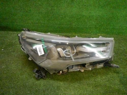 Битая Фара правая Toyota Hilux 8 (2020-н.в.) LED