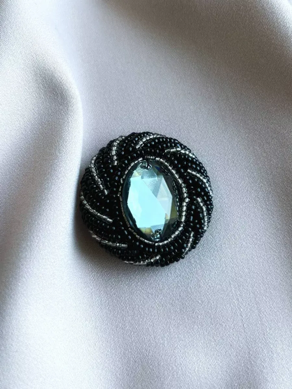 Большая декоративная пуговица-брошь с биссером и стразами