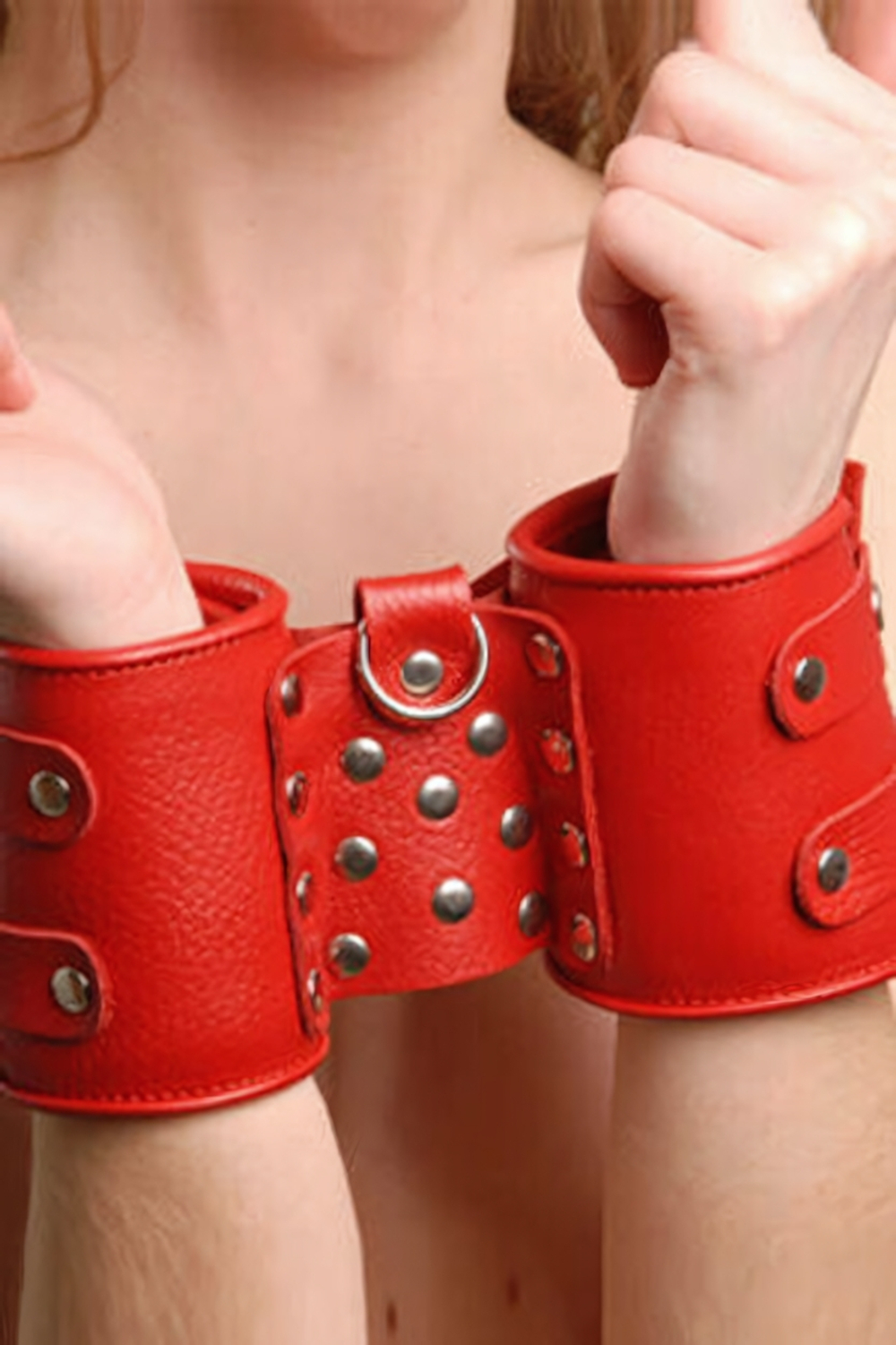 Красные широкие манжеты из натуральной кожи (Цвет: красный с серебряным)