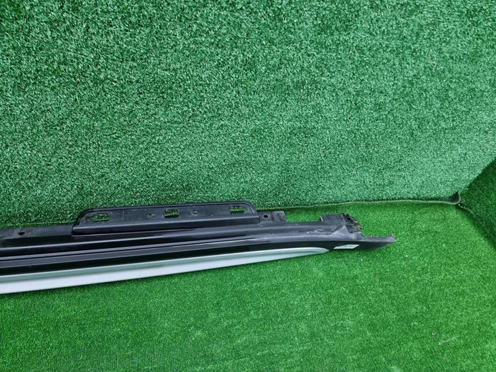 Накладка порога правая Mini Countryman F60 (16-23)