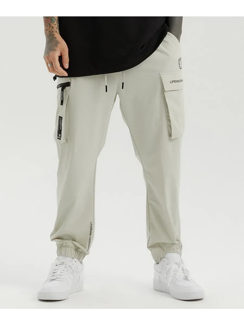 Брюки-джоггеры с карманами в стиле карго