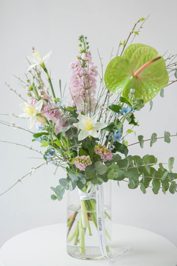 Светлый букет на 14 февраля без ярких акцентов