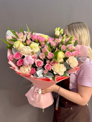 Авторский букет в розовой гамме с пером