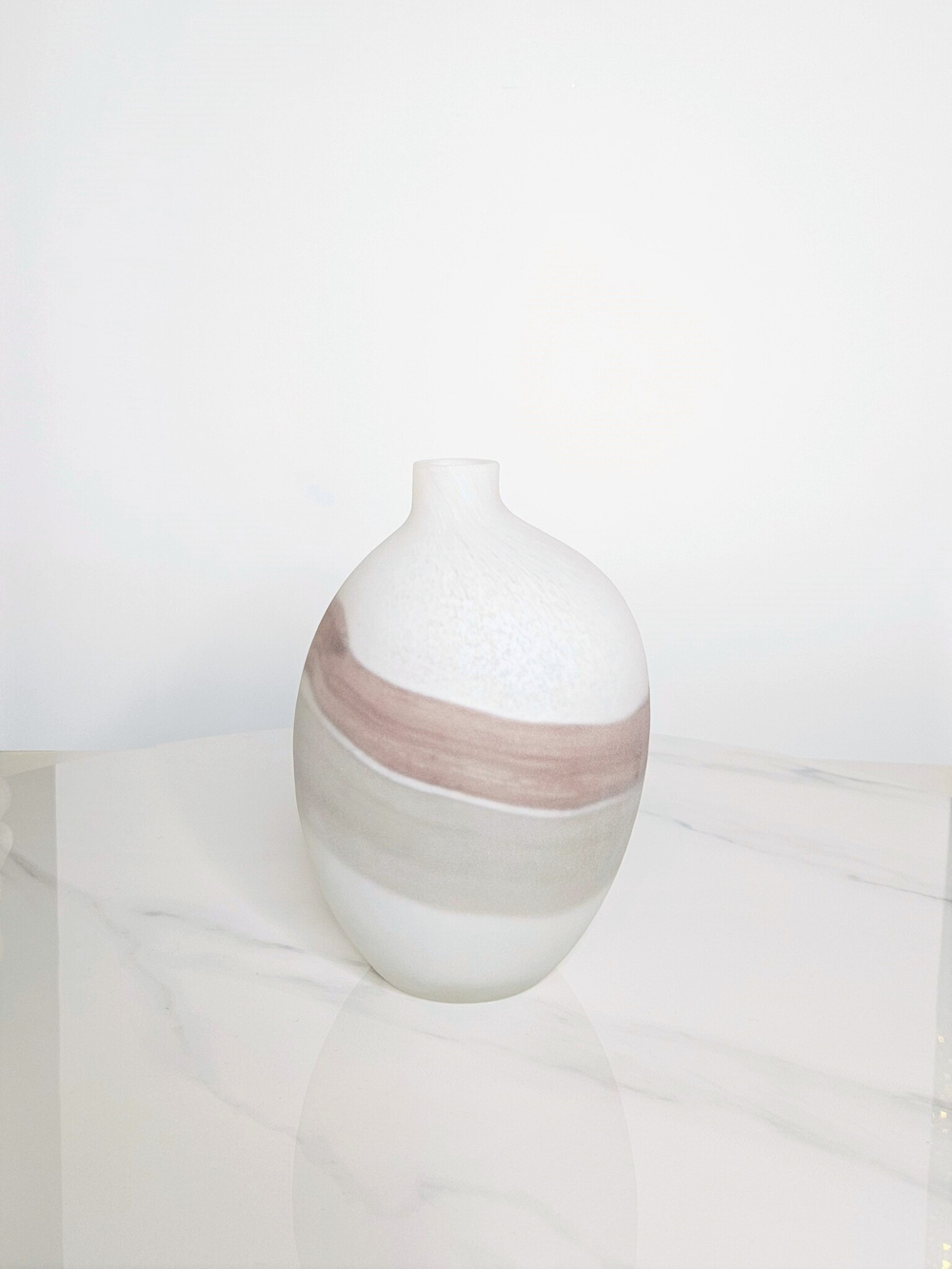 Ваза Flowing white vase B