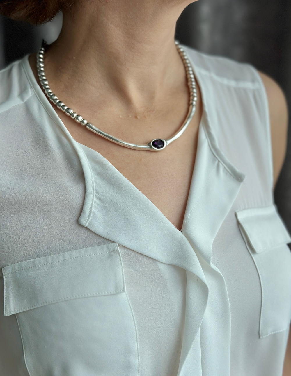 Колье из шариков и дуги с темно-фиолетовым кристаллом, матовое серебро