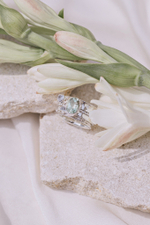 Кольцо «Мозаик» с овальным зеленым кварцем и сердечком белый циркон