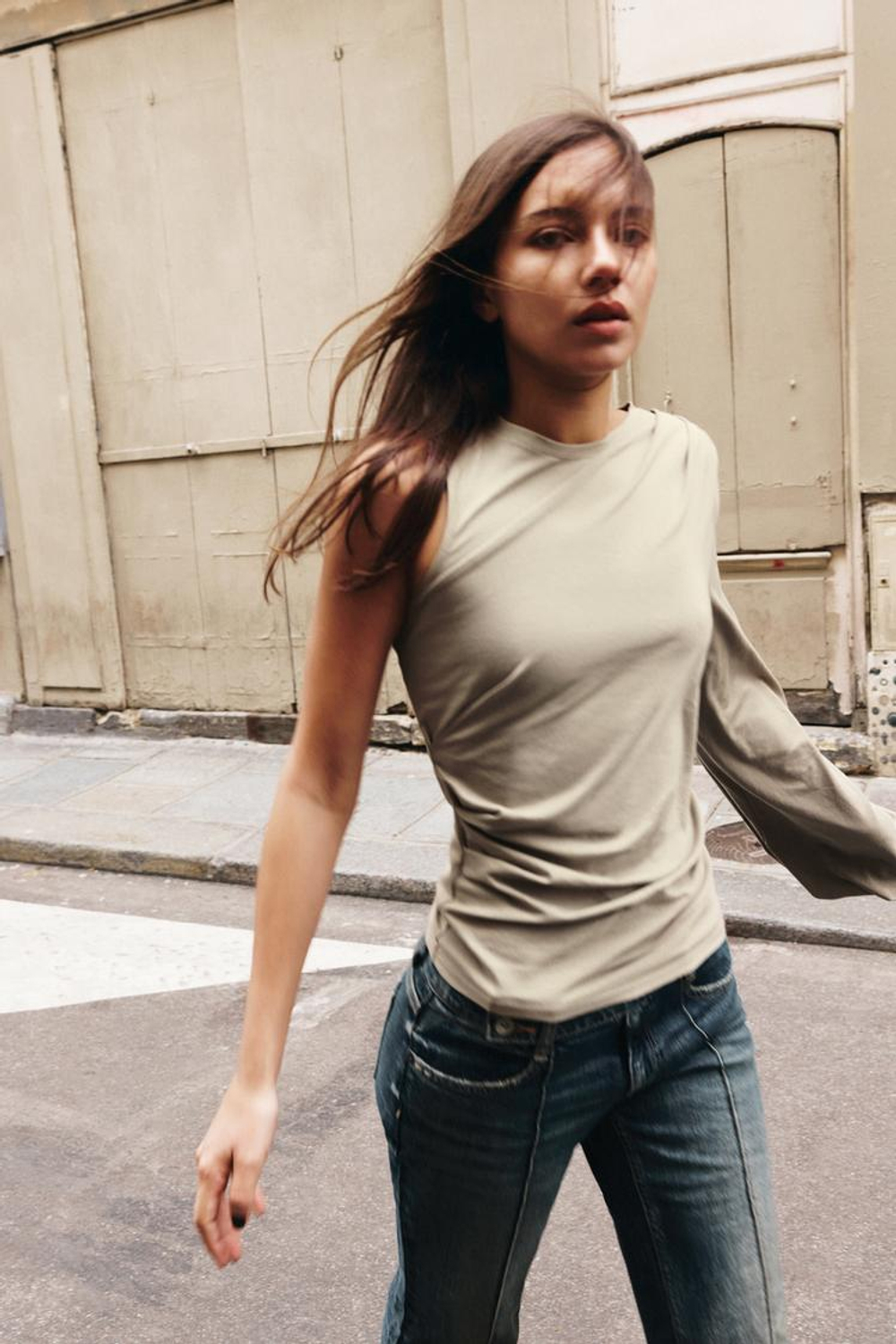 ZARA ТОП АСИММЕТРИЧНОГО КРОЯ С ОБЪЕМНЫМИ РУКАВАМИ, СЕРО-КОРИЧНЕВЫЙ