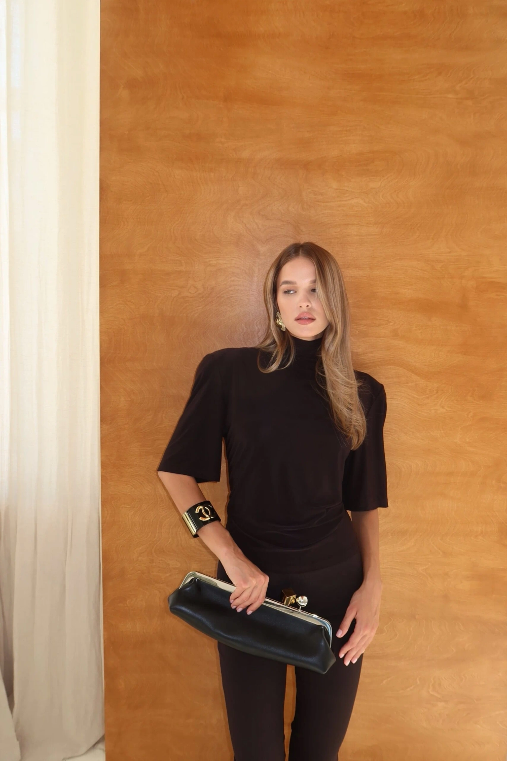 Футболка с объемными плечами, Черная