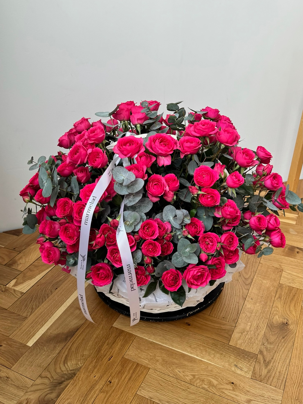 Цветочная корзина из розовых кустовых роз и эвкалипта размер XL