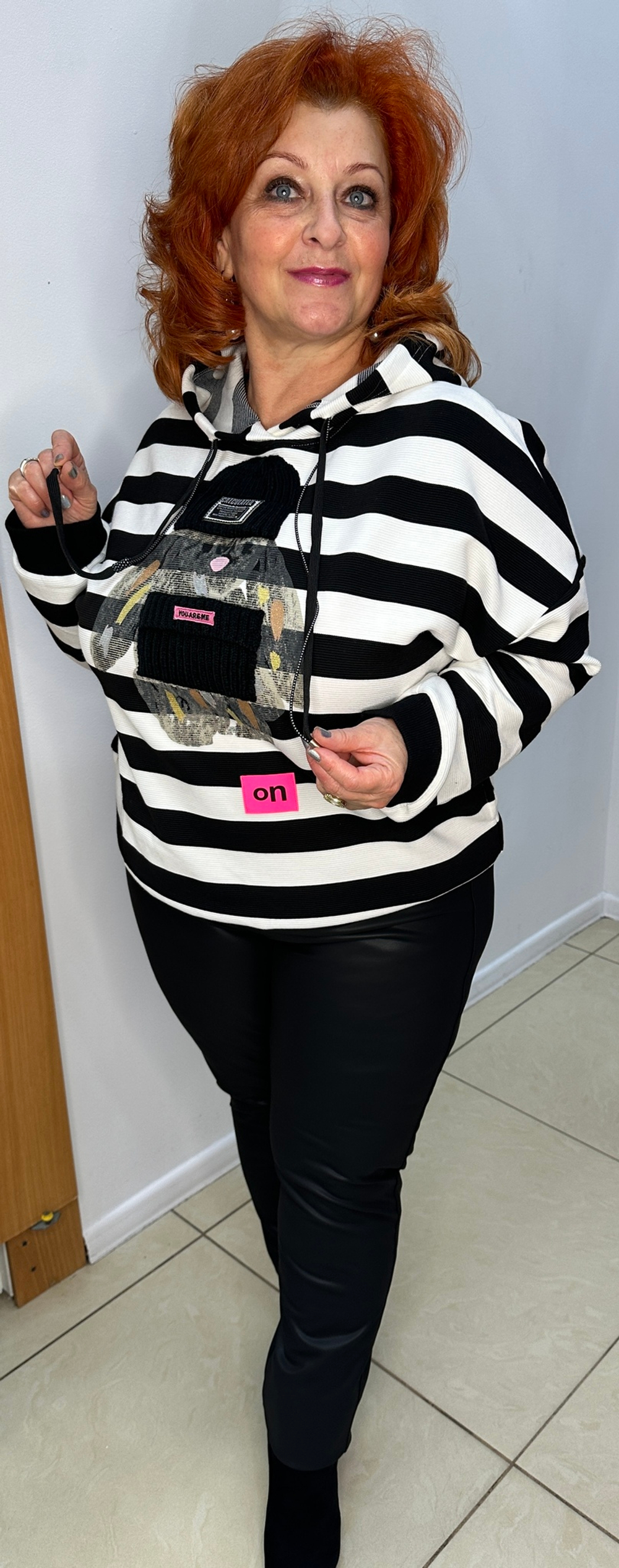 Полосатая толстовка с изображением зайца