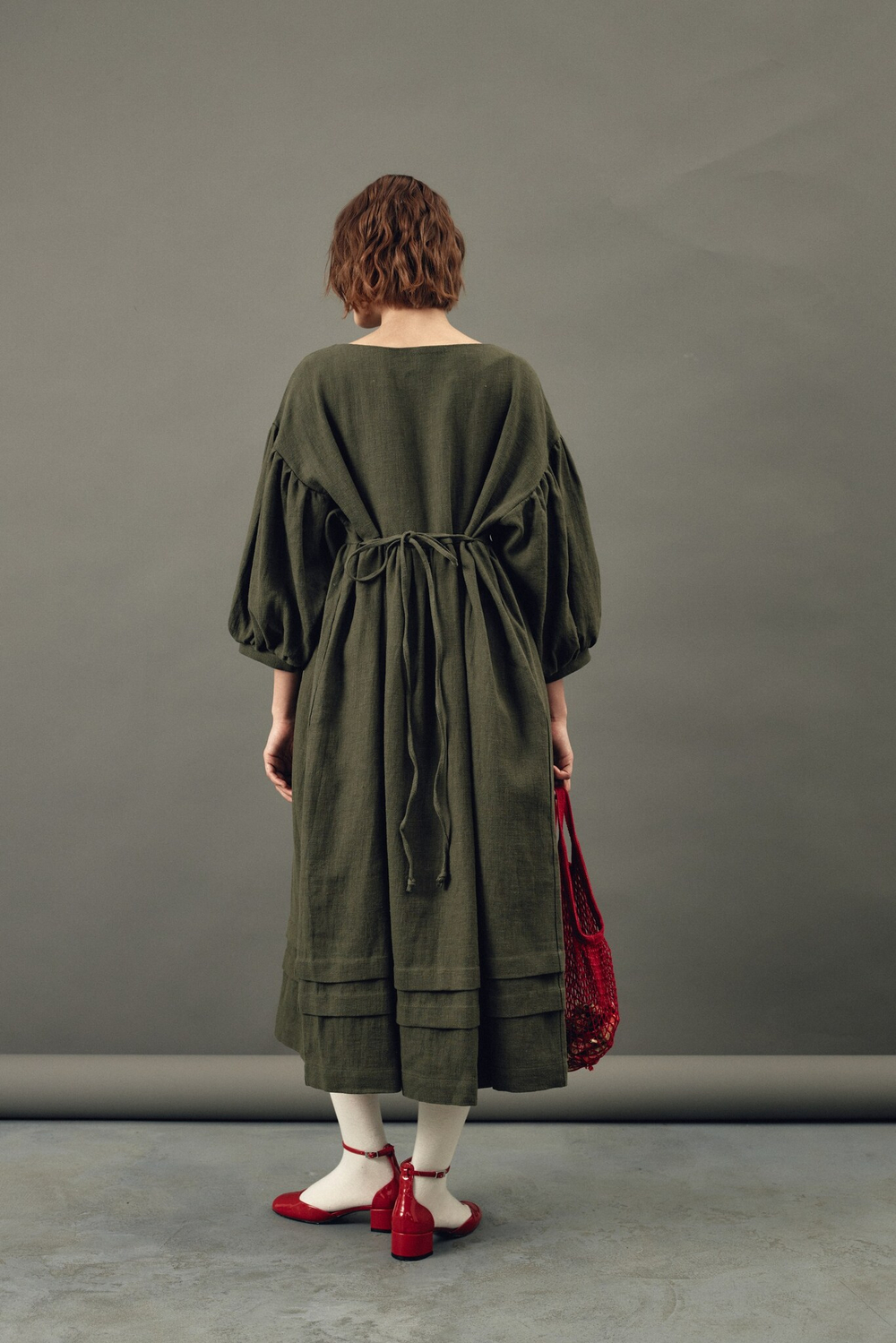 Платье оверсайз с декоративной обработкой на юбке из крапивы цвета хаки