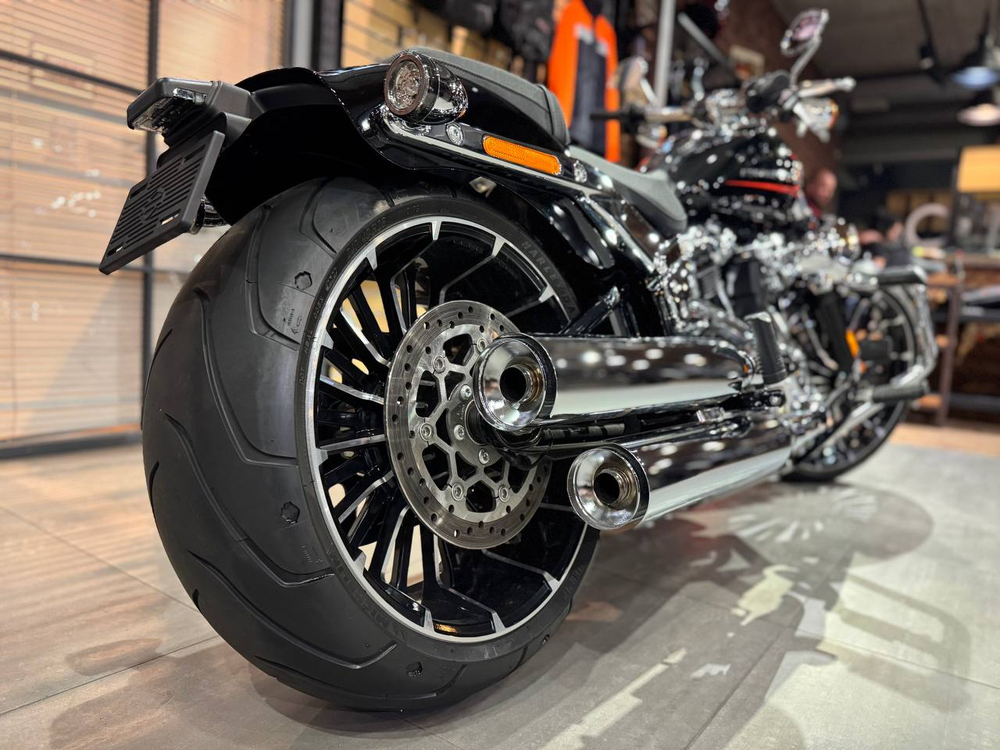 Harley-Davidson BREAKOUT 117 Vivid Black 2023мг