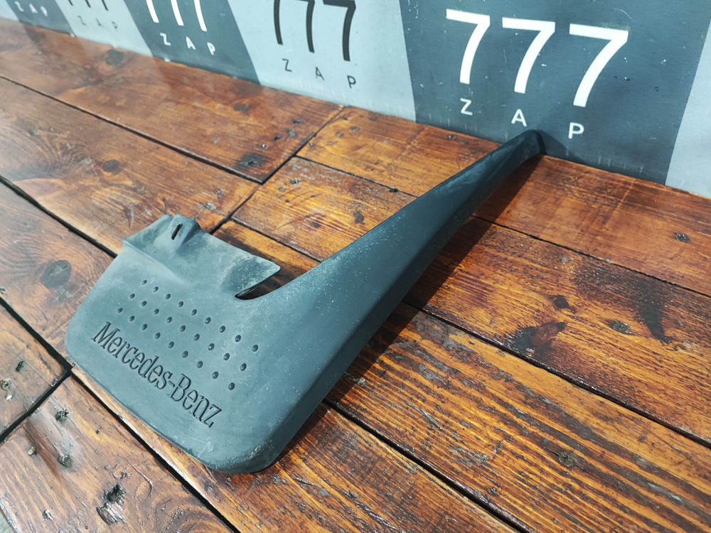 Брызговик задний правый Mercedes C (W202) Б/У Оригинал