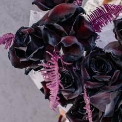 89. Темный букет с черными французскими розами