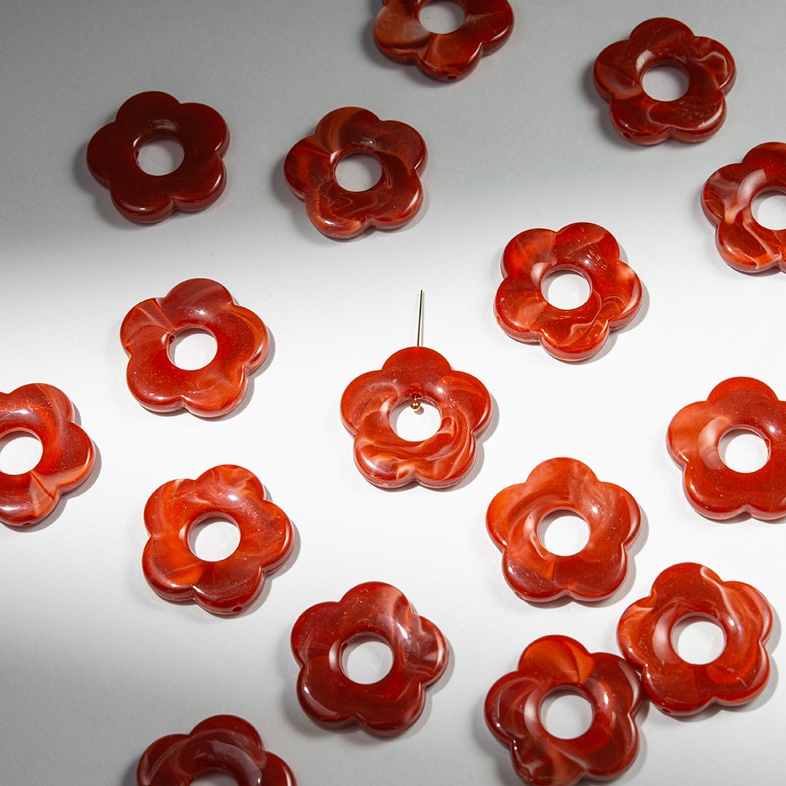 Подвеска "Незабудка", 26мм, алый акрил