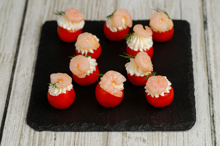 Помидор черри, фаршированный сырным кремом с креветкой