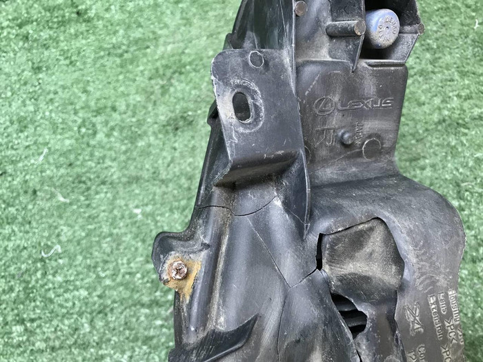 Битая ПТФ правая Lexus LX 3 570 (2015-2023)