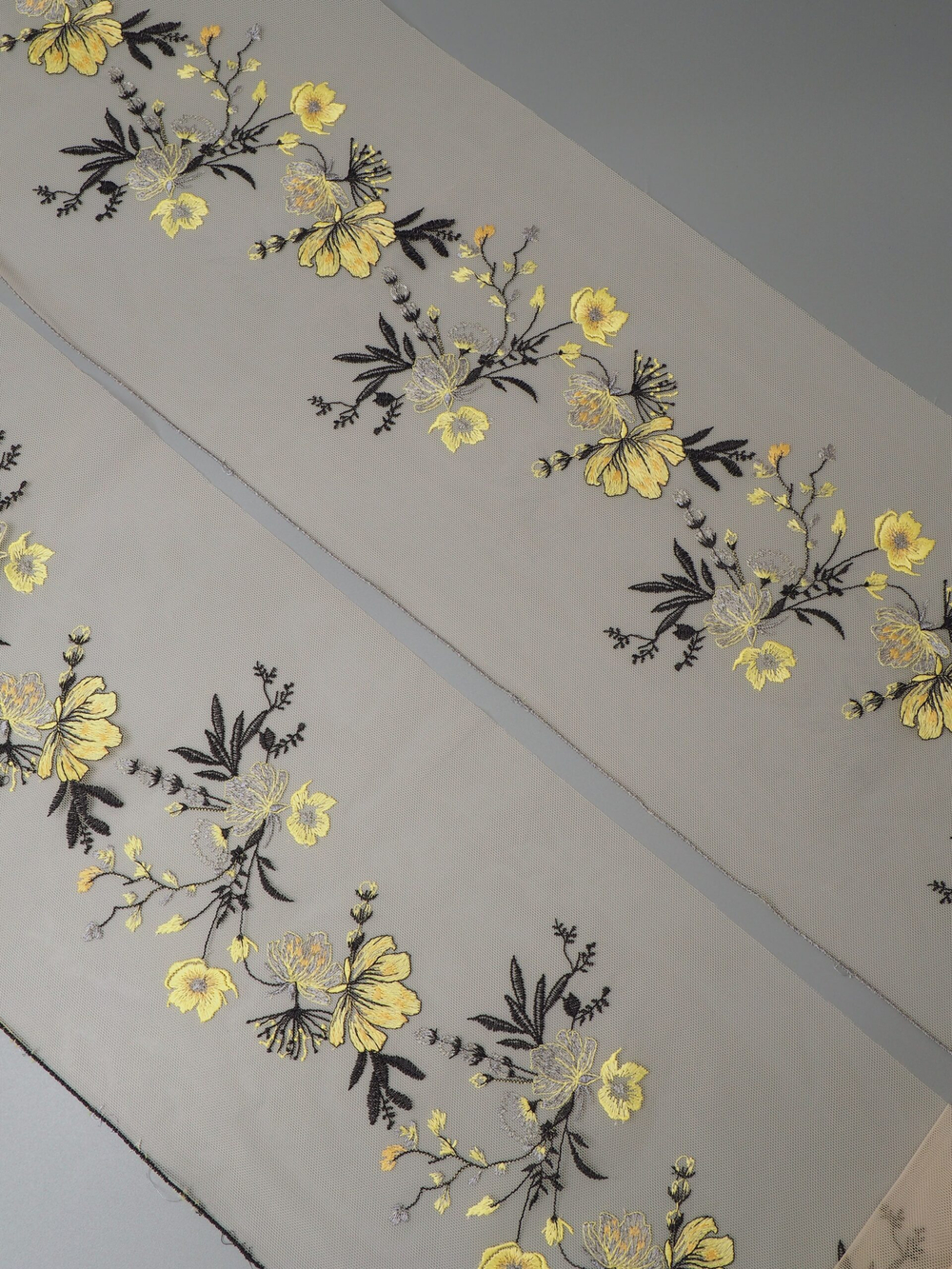 Вышивка на сетке бежевая с желтым и черным ширина 21 см (2 стороны)