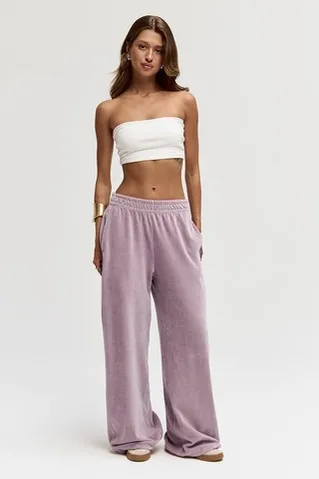 Широкие брюки на резинке из велюровой ткани пудрового цвета