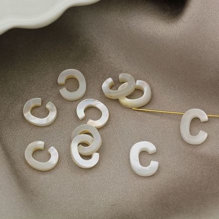 Бусина-подвеска буква  C, перламутр