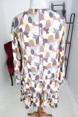 Платье со стильной расцветкой, визуально на 46 размер