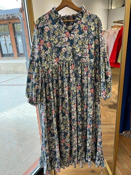 Платье оверсайз "Рюши" из штапеля-твила, яркие цветы на голубом