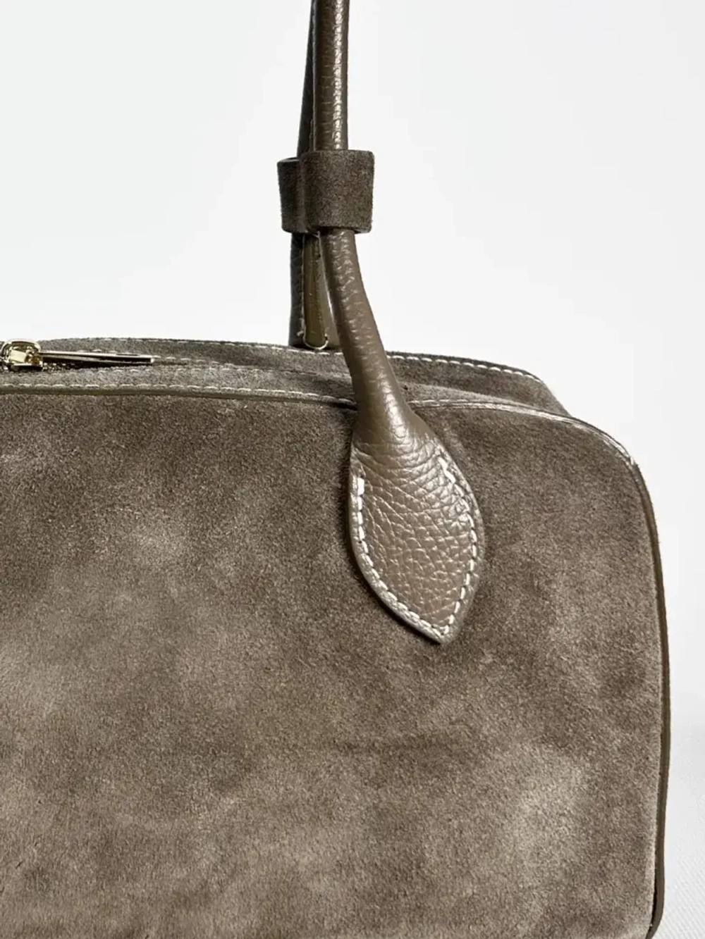 Женская сумка-багет из натуральной замши цвета тауп